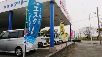 店舗装飾の入替を行っています